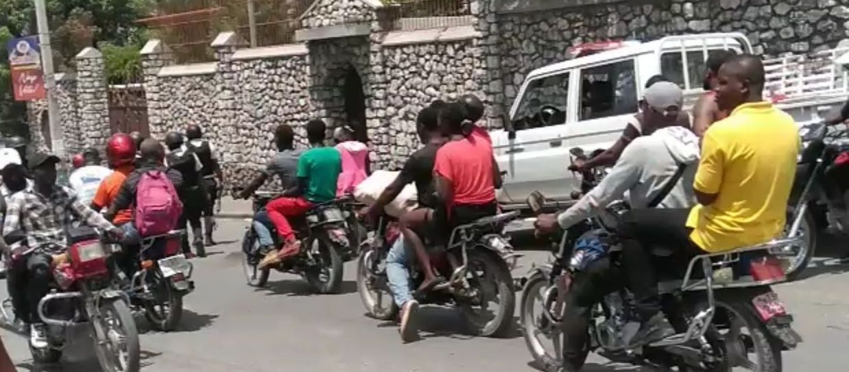 Malgré la grève, les taxi-motos tentent tant bien que mal de travailler